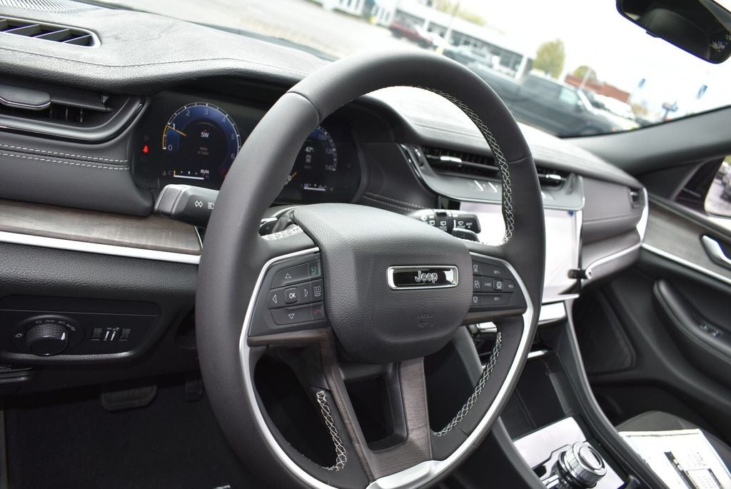 2026 Jeep Grand Cherokee Laredo Altitude