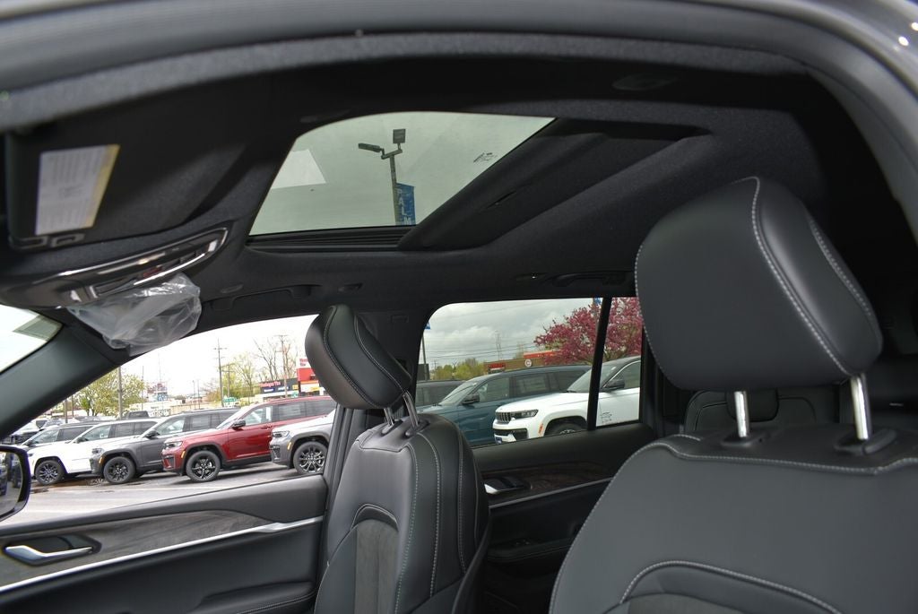 2026 Jeep Grand Cherokee Laredo Altitude