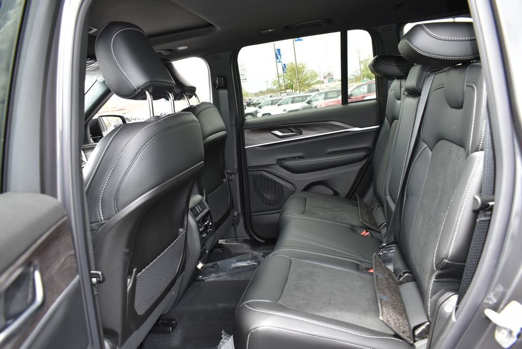 2026 Jeep Grand Cherokee Laredo Altitude