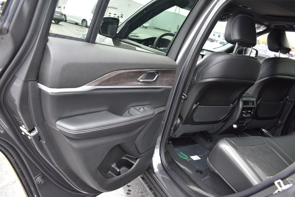 2026 Jeep Grand Cherokee Laredo Altitude