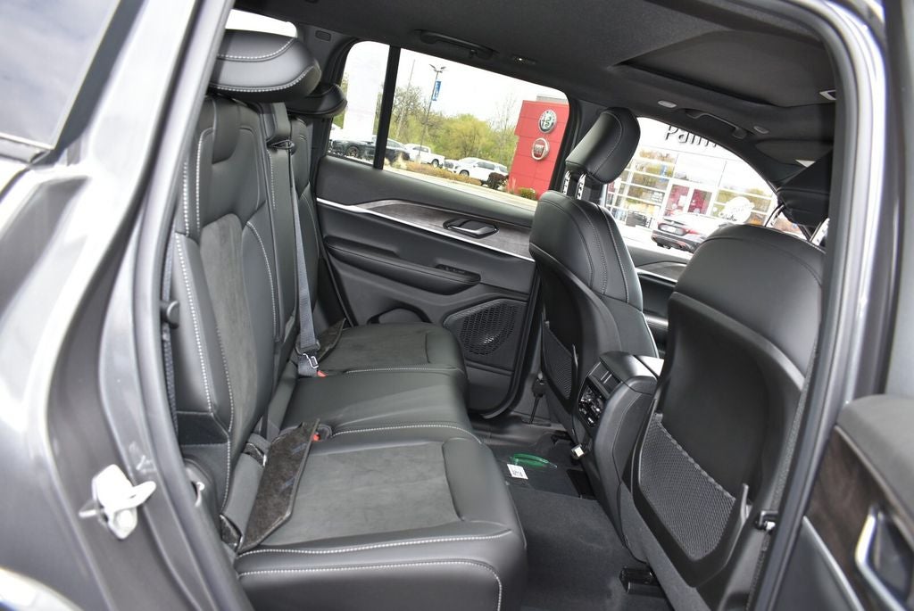 2026 Jeep Grand Cherokee Laredo Altitude