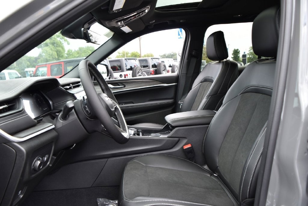 2027 Jeep Grand Cherokee Altitude