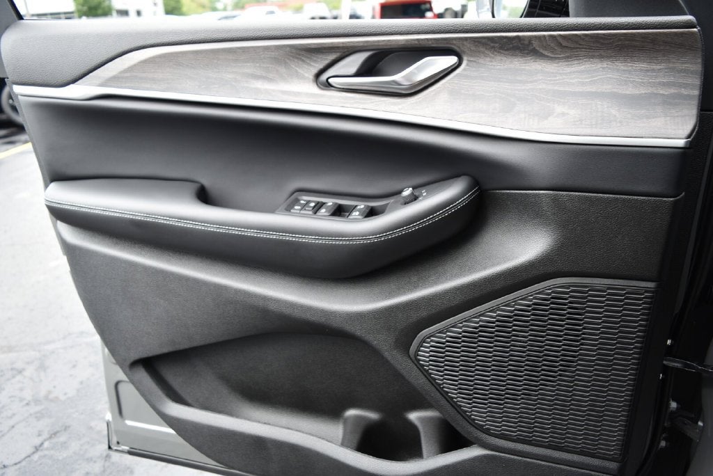 2027 Jeep Grand Cherokee Altitude