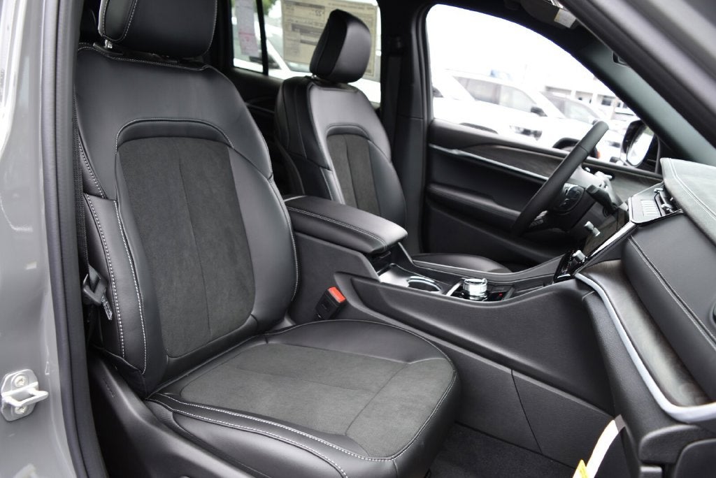 2027 Jeep Grand Cherokee Altitude