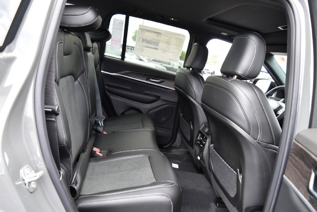 2027 Jeep Grand Cherokee Altitude