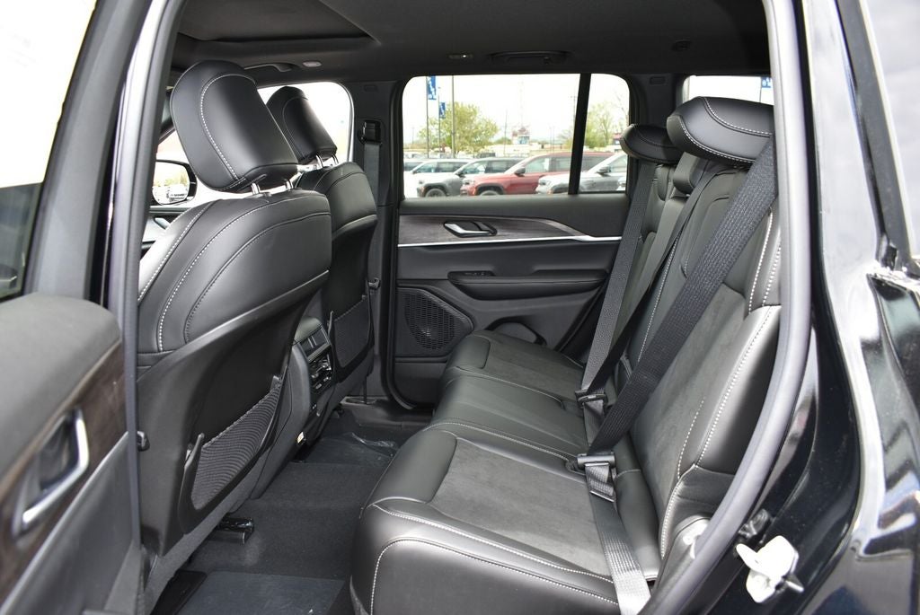 2026 Jeep Grand Cherokee Laredo Altitude