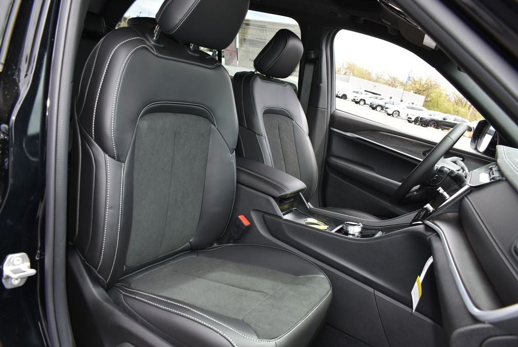 2026 Jeep Grand Cherokee Laredo Altitude