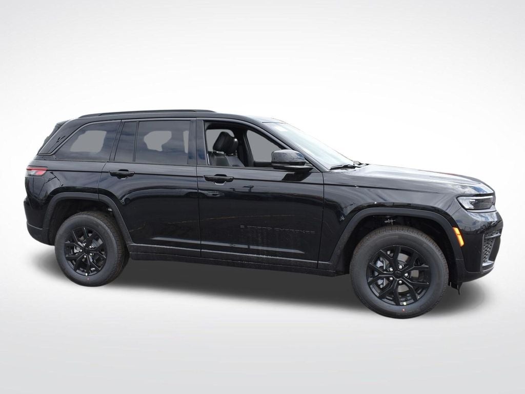 2026 Jeep Grand Cherokee Laredo Altitude