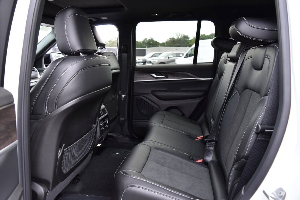 2027 Jeep Grand Cherokee Altitude