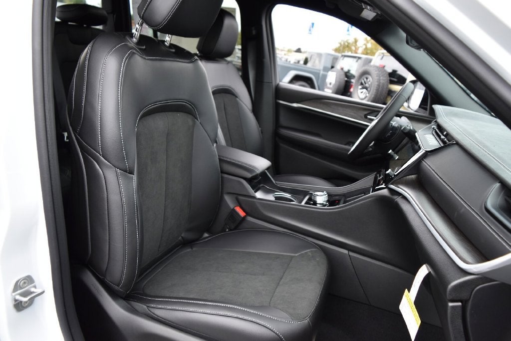 2027 Jeep Grand Cherokee Altitude