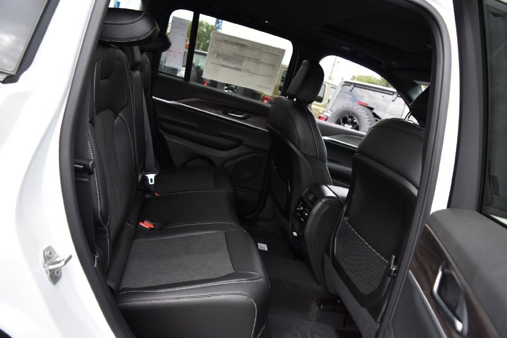 2027 Jeep Grand Cherokee Altitude