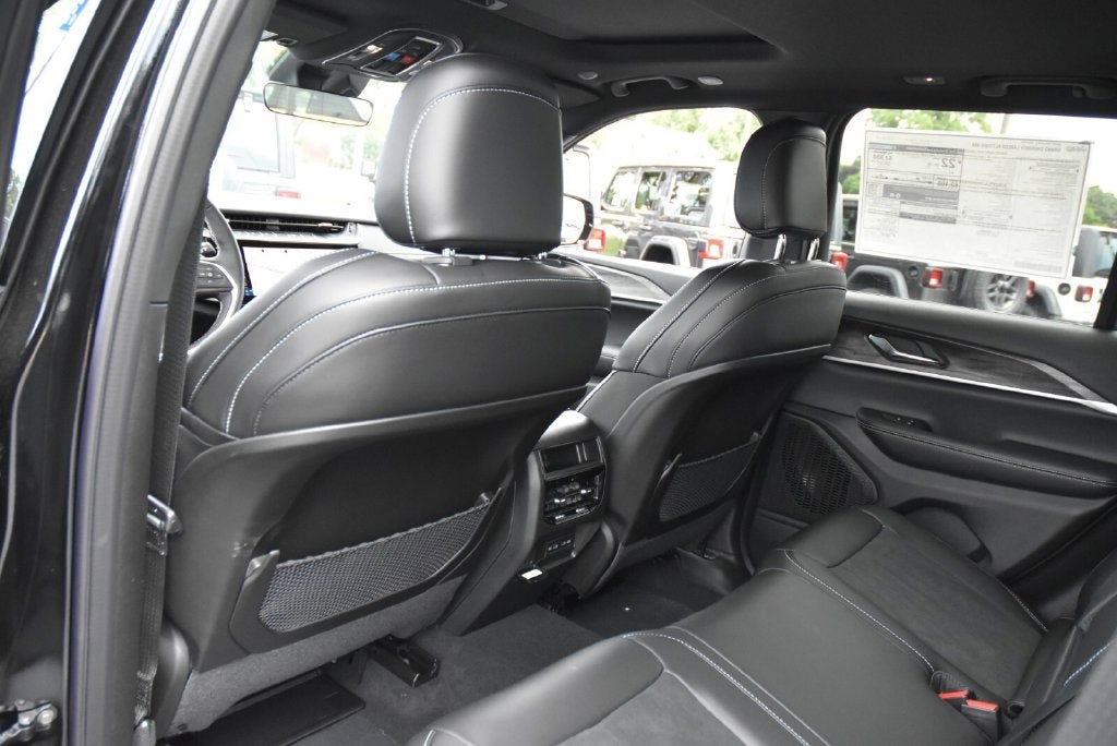 2027 Jeep Grand Cherokee Altitude