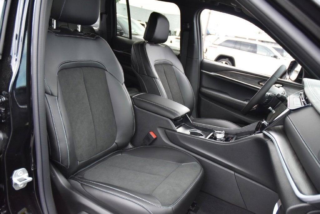 2027 Jeep Grand Cherokee Altitude