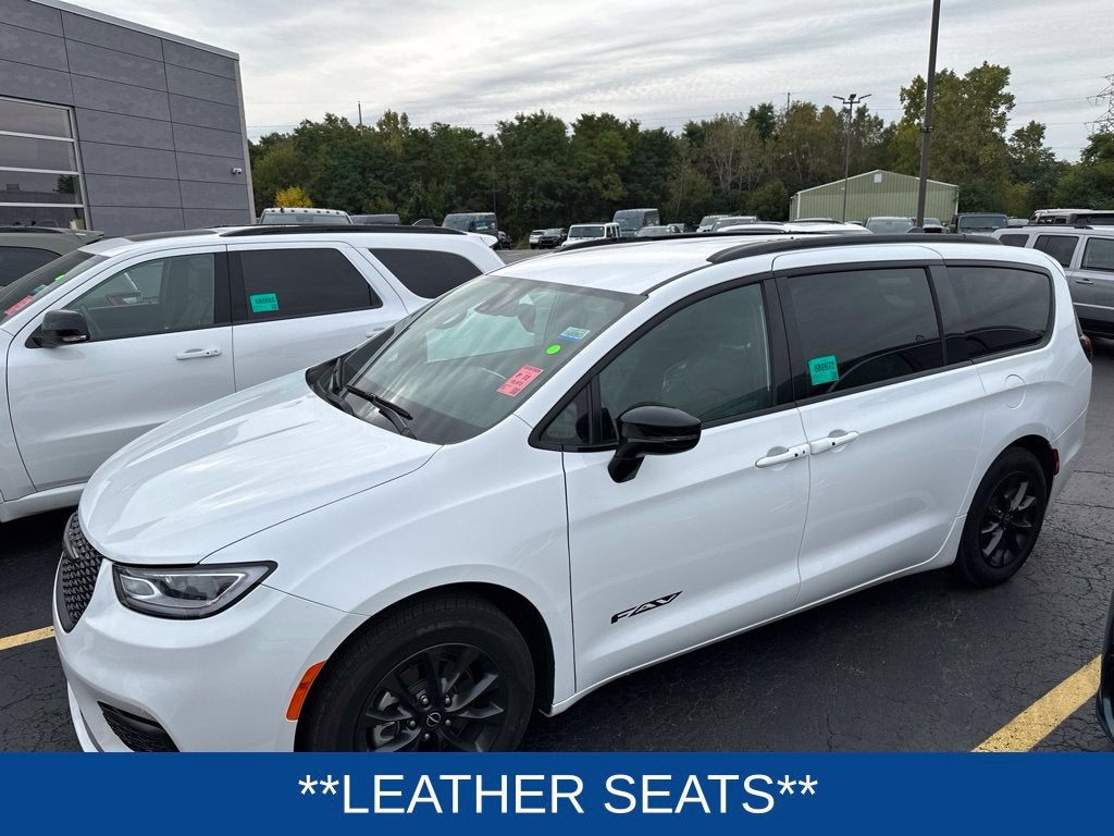 2025 Chrysler Pacifica Select