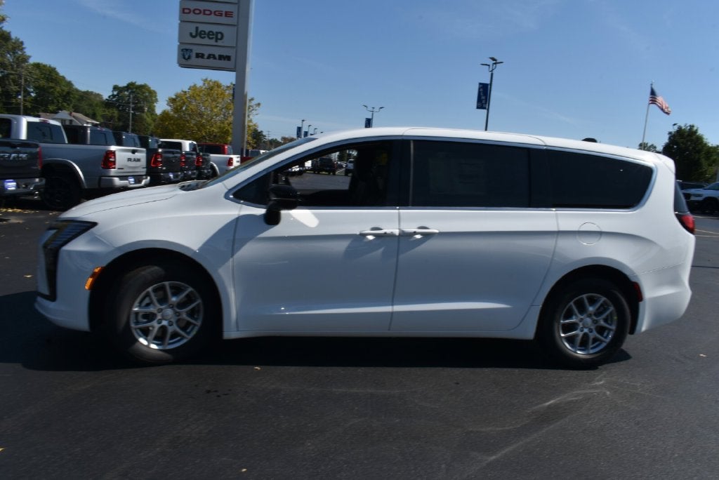 2027 Chrysler Pacifica Select