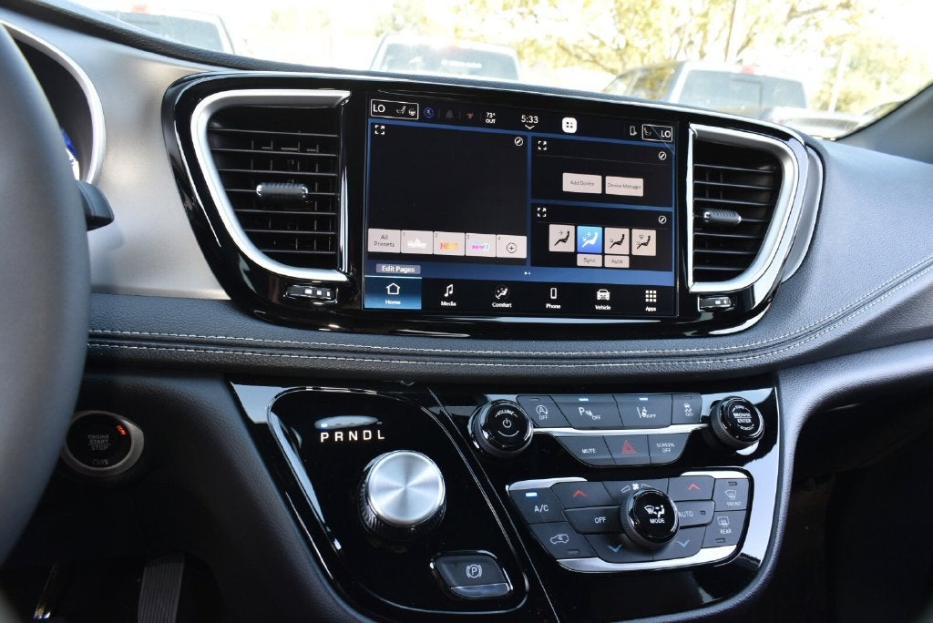 2027 Chrysler Pacifica Select