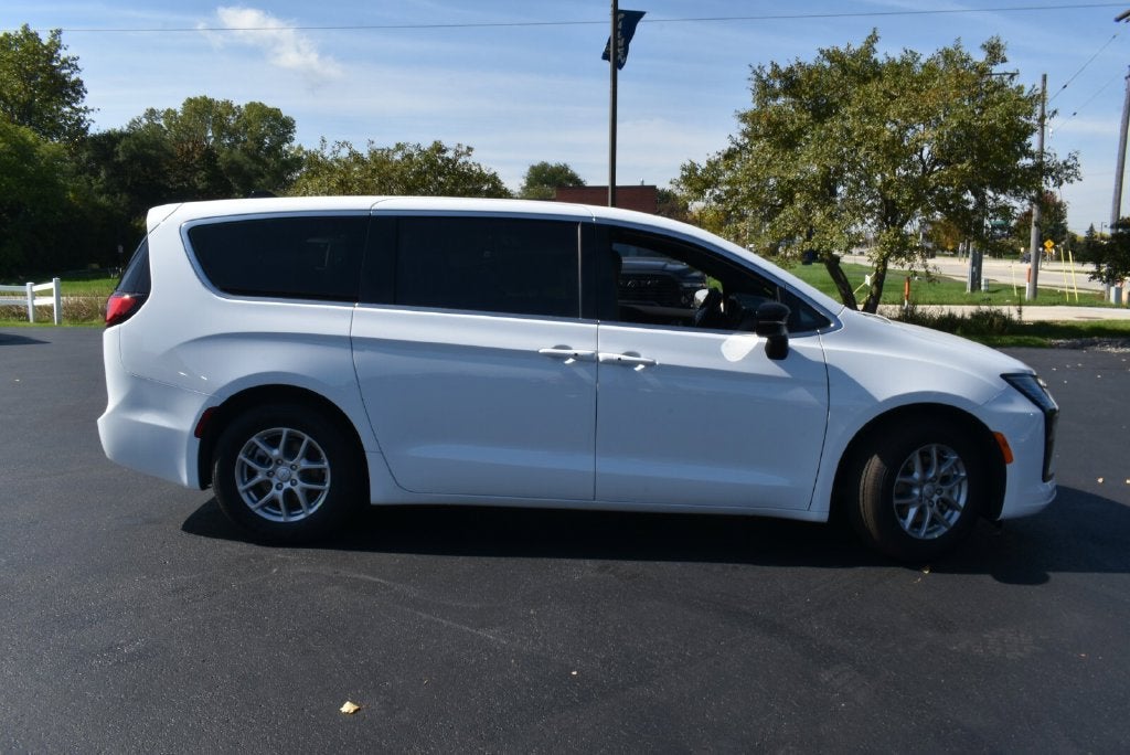 2027 Chrysler Pacifica Select