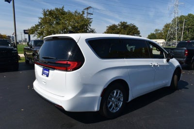 2027 Chrysler Pacifica Select
