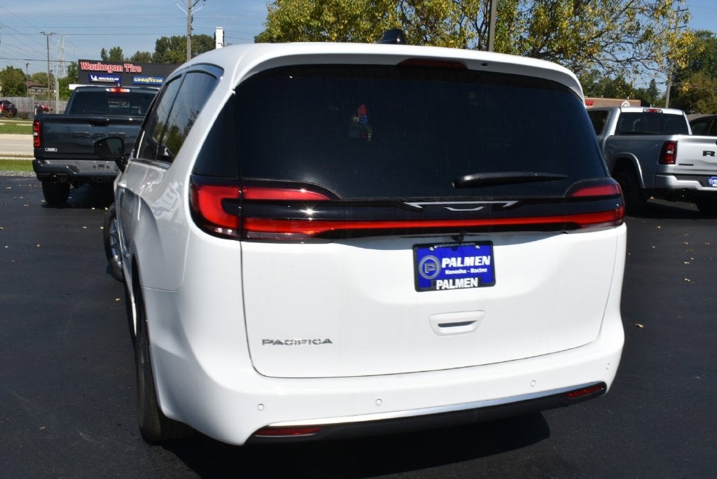 2027 Chrysler Pacifica Select