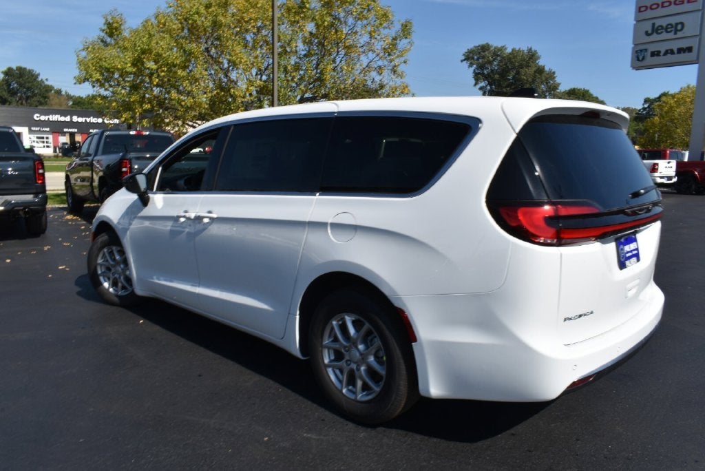 2027 Chrysler Pacifica Select