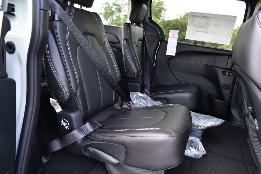 2027 Chrysler Pacifica LX