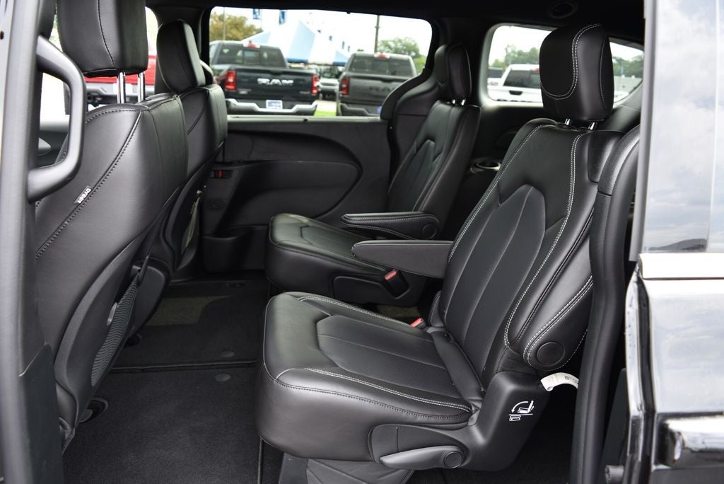 2027 Chrysler Pacifica LX