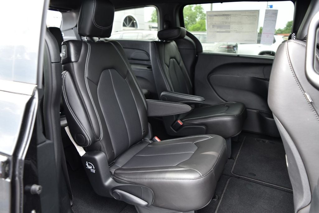 2027 Chrysler Pacifica LX
