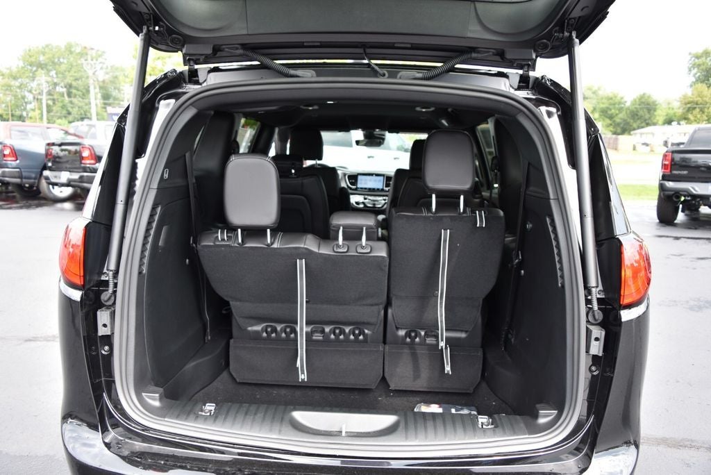 2027 Chrysler Pacifica LX